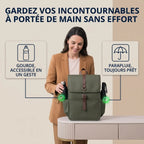 Femme rangeant une gourde dans la poche latérale d'un sac à dos ordinateur organisé vert olive, avec pictogrammes d'accès facile.