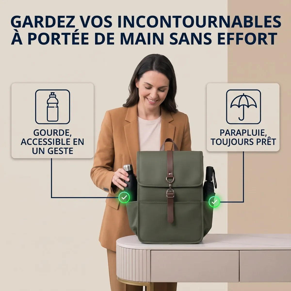 Femme rangeant une gourde dans la poche latérale d'un sac à dos ordinateur organisé vert olive, avec pictogrammes d'accès facile.