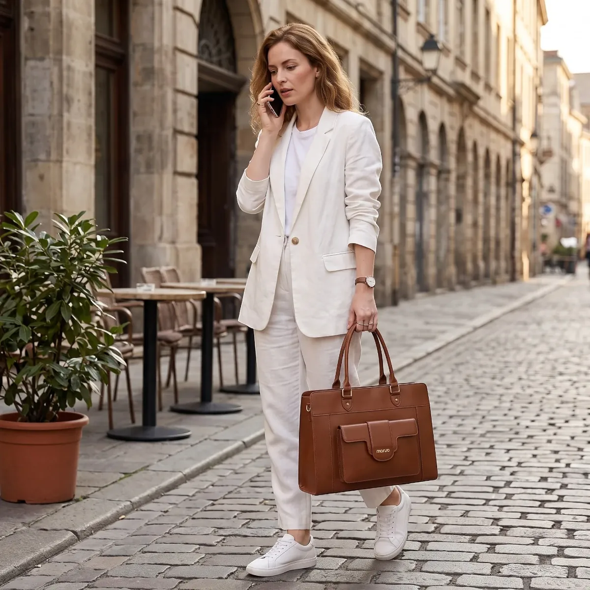 Femme professionnelle portant le sac ordi femme Duora marron en ville