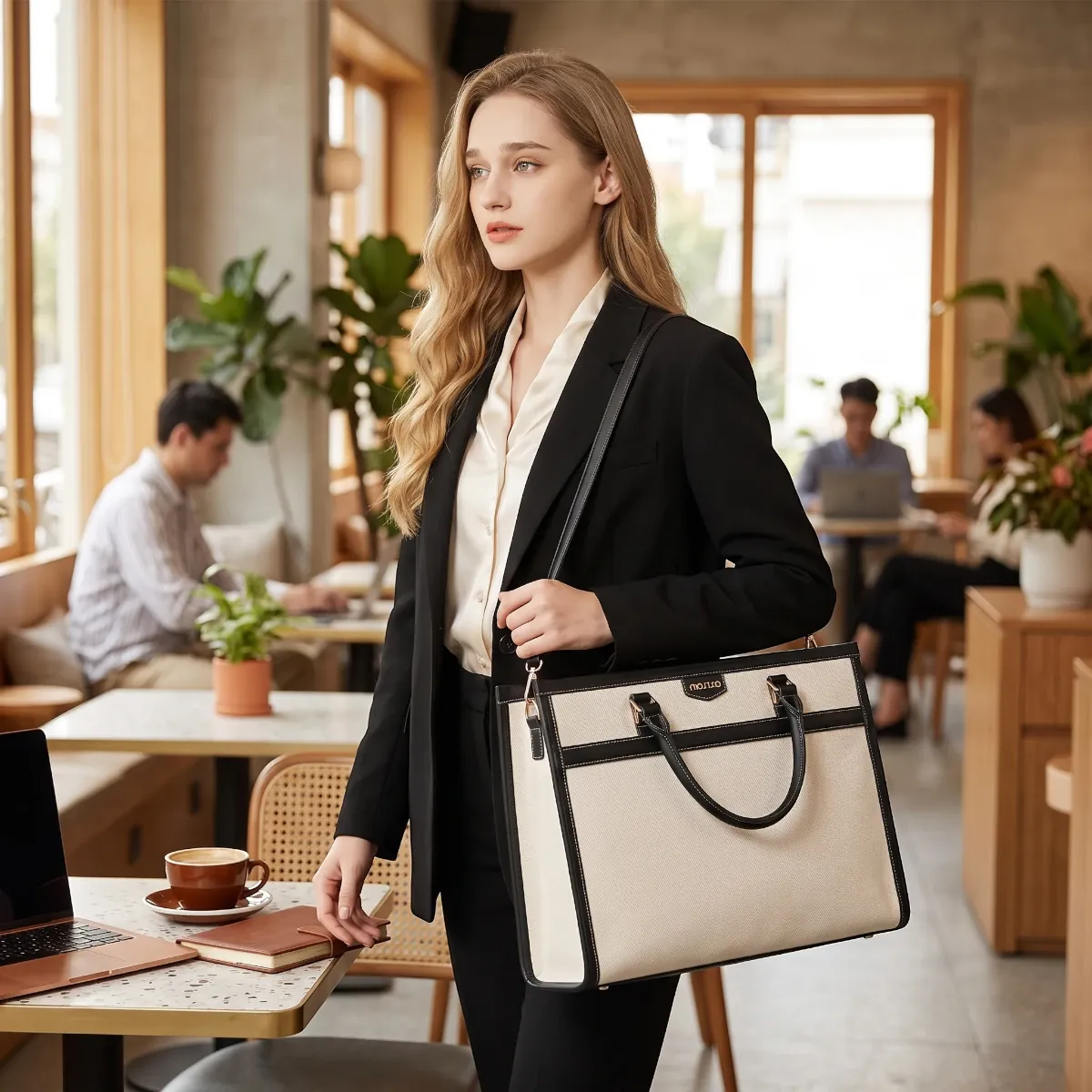 Femme active portant la sacoche ordinateur femme Duetto en bandoulière au quotidien