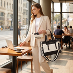 Sac ordinateur femme bicolore Gemi porté à l'épaule dans un café professionnel avec ordinateur portable et pochette assortie