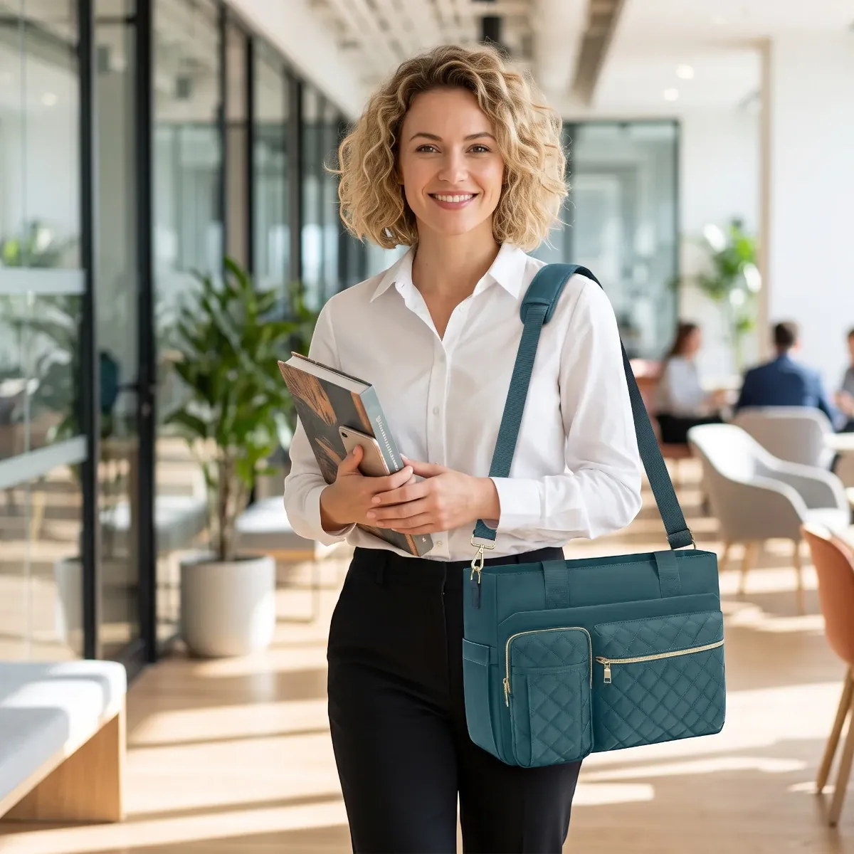 Femme portant le sac ordinateur femme Versalia en environnement professionnel