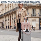 Sacoche business femme Mahoo fixée sur la poignée télescopique d'une valise trolley argentée pour faciliter les déplacements.