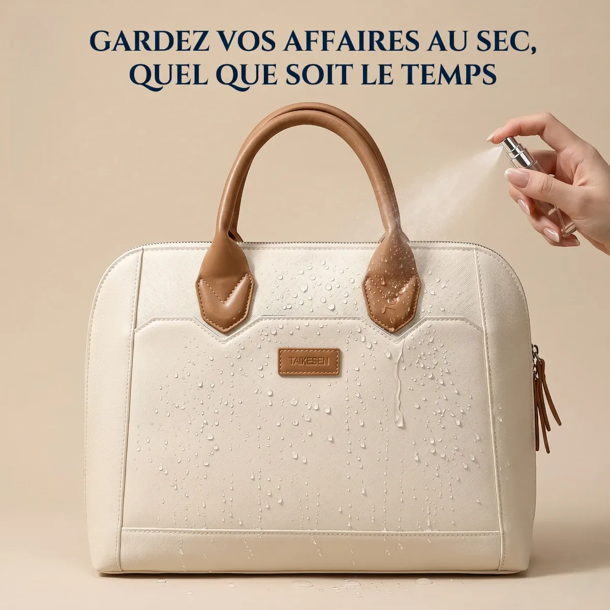 Test d'étanchéité démontrant les propriétés du tissu Oxford hydrophobe de la sacoche ordinateur pour femme Constance.