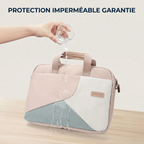 Test d'étanchéité de la sacoche ergonomique femme Mahoo montrant de l'eau versée sur le tissu Oxford imperméable.