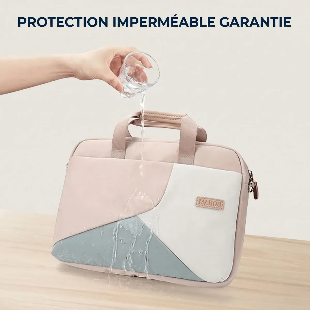 Test d'étanchéité de la sacoche ergonomique femme Mahoo montrant de l'eau versée sur le tissu Oxford imperméable.