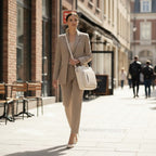 Look working girl avec la sacoche ordinateur femme Le Cocon portée en bandoulière lors d'un déplacement professionnel urbain.