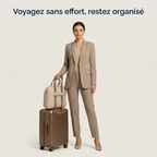 Femme d'affaires en tailleur utilisant la sacoche ordinateur femme Le Cocon fixée sur sa valise grâce à la sangle trolley intégrée.