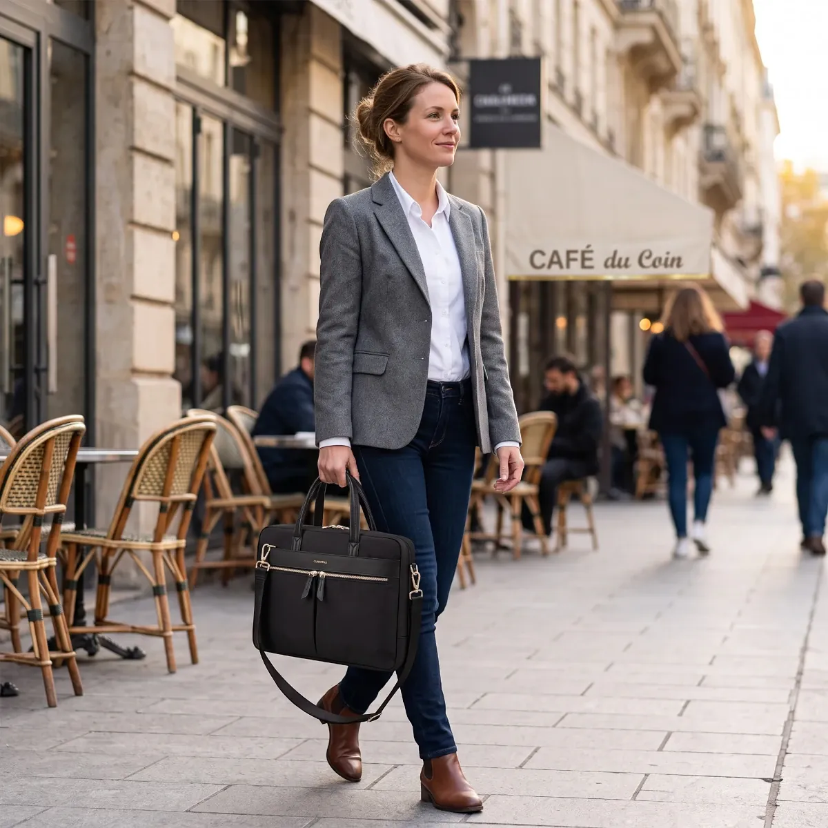 Élégante sacoche ordinateur femme Sérénia portée à l'épaule en ville