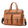 Sacoche ordinateur homme Bifolio en cuir marron texturé, vue studio de face.