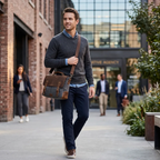 Homme portant la sacoche ordinateur pour homme Heritex en cuir et toile dans la rue