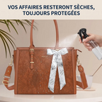 Démonstration du revêtement imperméable et résistant à l'eau de la sacoche PC portable femme Floralys.