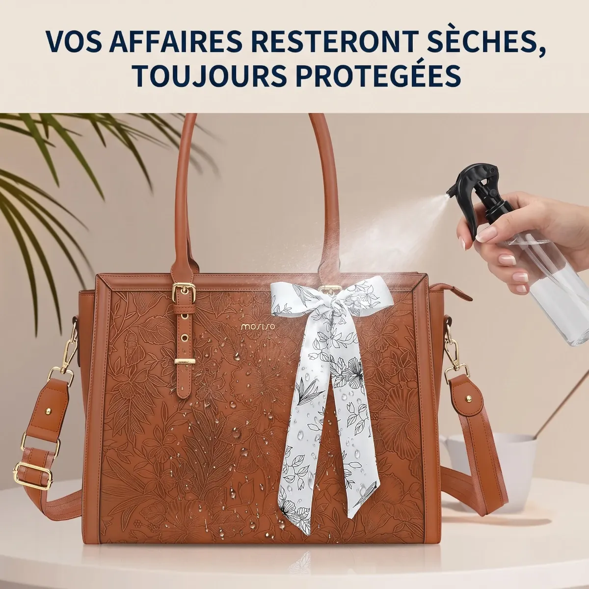 Démonstration du revêtement imperméable et résistant à l'eau de la sacoche PC portable femme Floralys.
