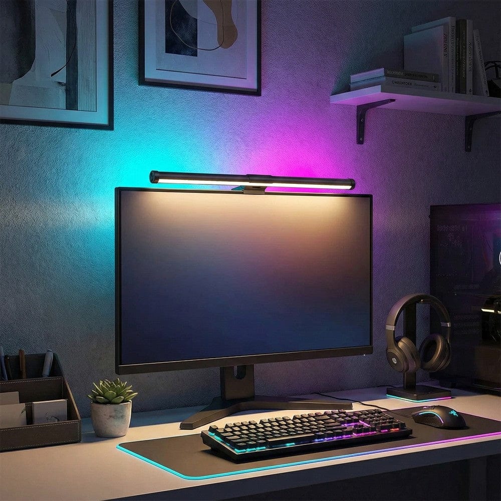 Installation d'un bureau gaming avec la Screenbar CHROMAX diffusant une lumière d'ambiance RGB violette et bleue.