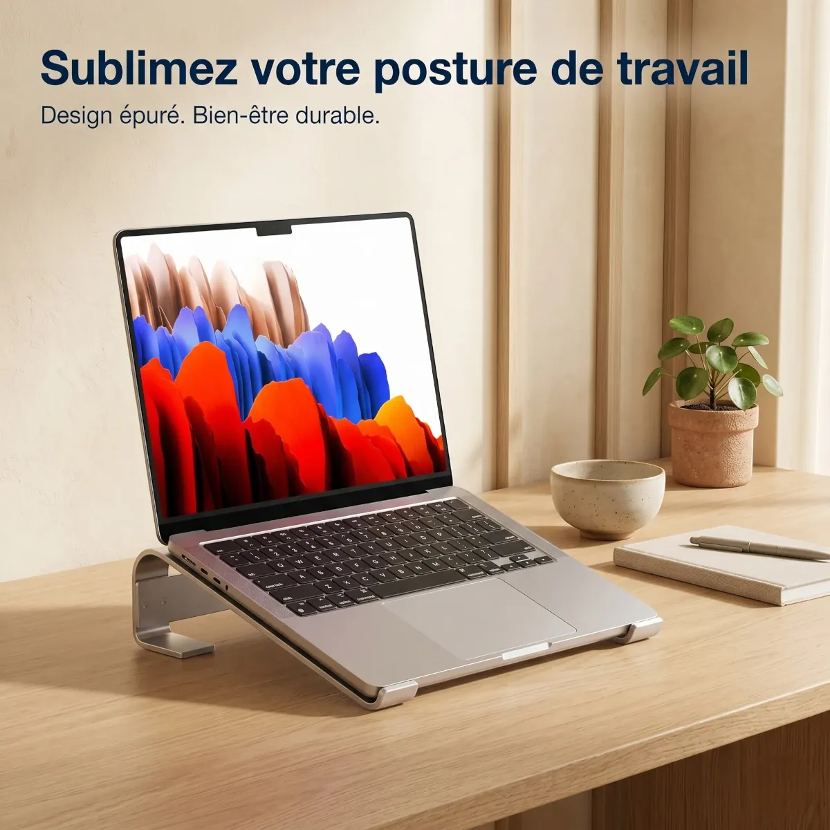Socle PC portable AeroCurve V2 en aluminium premium installé sur un bureau épuré en bois clair.