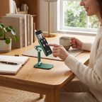 Utilisation en situation réelle du socle pour smartphone ApexFlex Pro dans un bureau cosy, offrant un alignement optique parfait au niveau des yeux pour l'utilisateur.