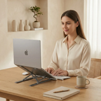 Jeune femme travaillant sans douleur sur sa station de travail pour laptop AeroRise dans un décor chaleureux de style Japandi.