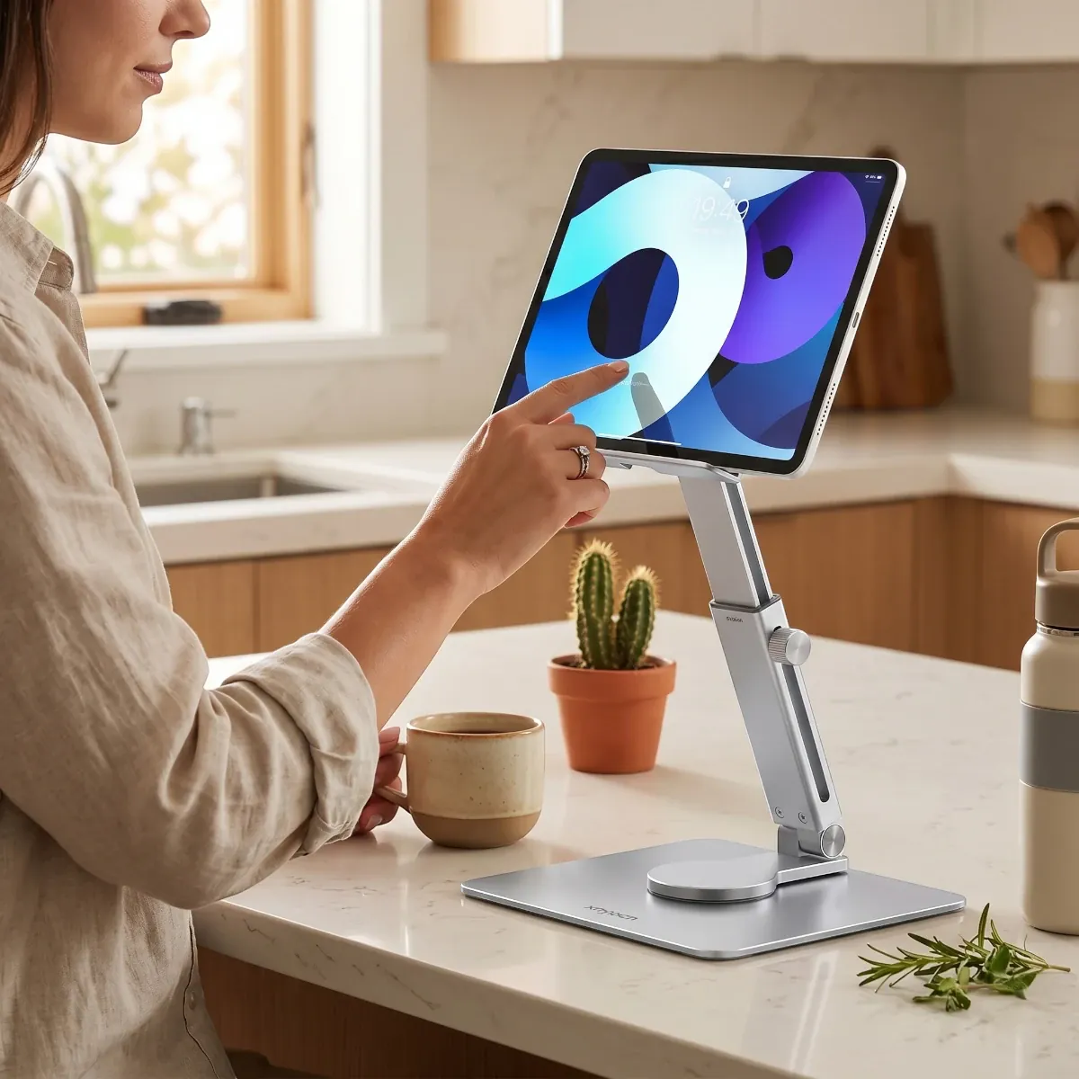 Utilisation du support de tablette Motion360 en cuisine pour suivre une recette confortablement.