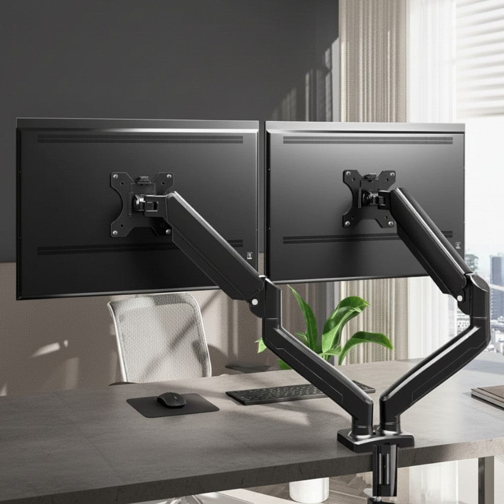 Double écran sur supports à bras articulés à ressort à gaz noirs fixés par pince sur bureau blanc avec vue arrière montrant les fixations VESA dans un espace de travail lumineux moderne