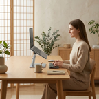 Femme installée avec une posture droite et saine grâce au support PC portable Bureau Cosy dans un espace de travail au design Japandi.