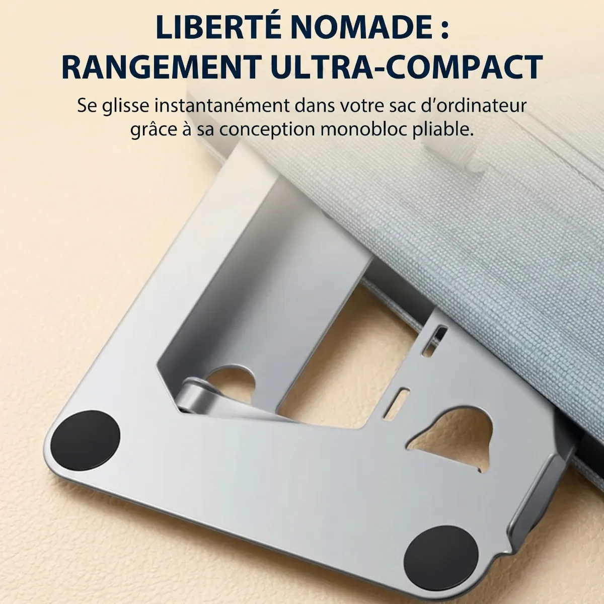 Mode de rangement ultra-compact et pliable du support nomade AeroSteel Pro de Bureau Cosy, idéal pour se glisser dans un sac d'ordinateur.