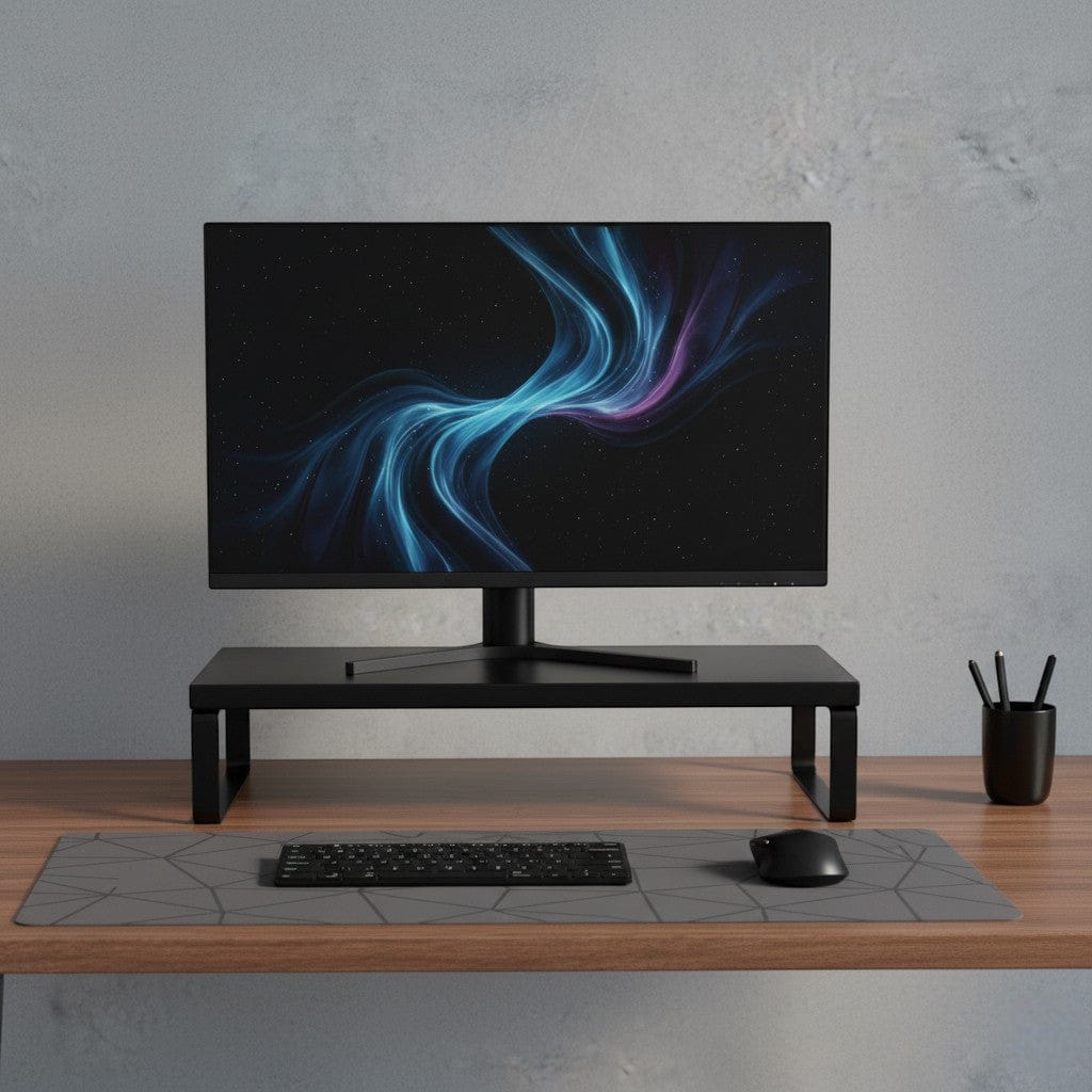 Support élévateur moniteur en métal noir avec design minimaliste industriel sur bureau avec écran gaming, clavier, souris et tapis gris géométrique
