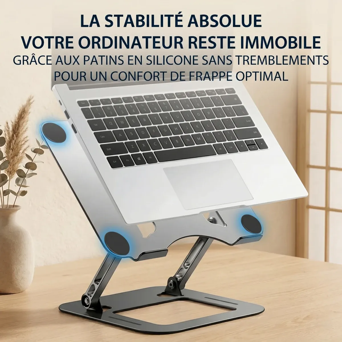 Gros plan sur la stabilité absolue et l'adhérence optimale offertes par les patins en silicone antidérapants du support AeroSteel Pro de Bureau Cosy.
