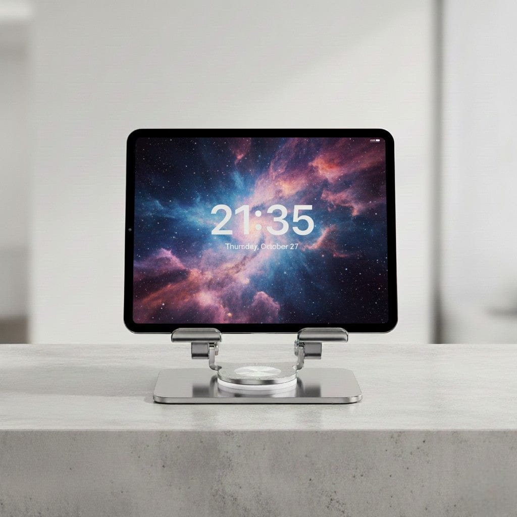 Support tablette en aluminium argenté avec design minimaliste et bras articulés réglables sur bureau moderne, finition premium élégante