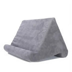 Support pour tablette ErgoNest en mousse grise, vue de face sur fond blanc montrant son inclinaison ergonomique.