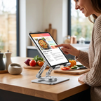Femme utilisant le support tablette ErgoPivot pour lire une recette dans sa cuisine