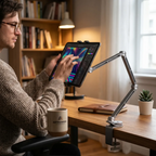 Graphiste utilisant le support de tablette FlexPro sur un bureau en bois chaleureux