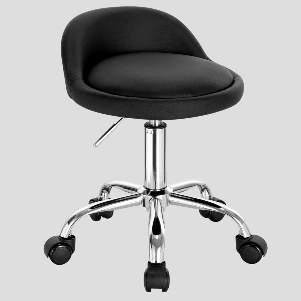 Tabouret de bureau pivotant en simili-cuir noir avec pied chromé et manette de réglage de hauteur.