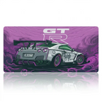 Photo studio à plat du Tapis de souris Apex Skyline GT-R violet, isolé sur fond blanc, montrant l'illustration GTR-R35 et le logo GT-R. Tissu micro-texturé XXL pour précision et glisse.