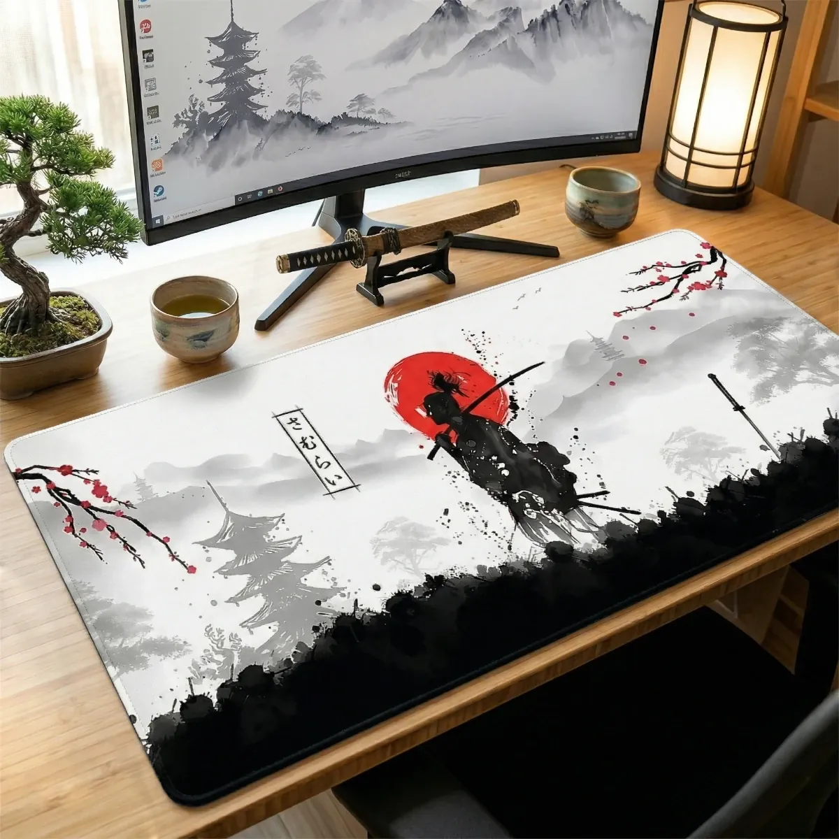 Vue rapprochée du tapis de souris Bushido Glide en caoutchouc naturel installé sur un bureau en bois avec accessoires zen.