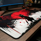 Photo d'angle rapprochée du tapis de souris Bushido Horizon XXL sur un bureau en bois, montrant le design samouraï et sa texture. Tissage Haute Densité, Précision & Glisse.