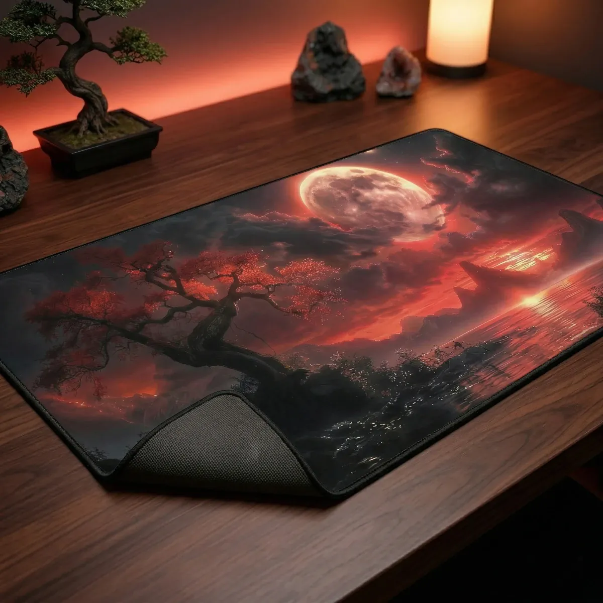 Gros plan 3/4 du tapis de souris XXL Crimson Lunar Zen sur un bureau en bois, mettant en avant le micro-tissage haute densité et la base antidérapante.