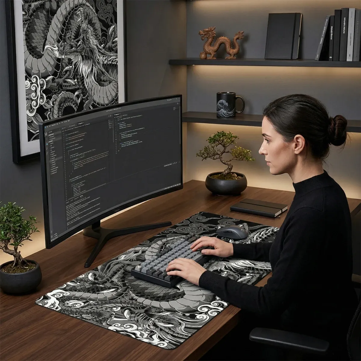 Femme travaillant à un bureau avec un grand moniteur incurvé et le tapis de souris Dragon Onyx XXL en tissu micro-texturé pour une glisse fluide.