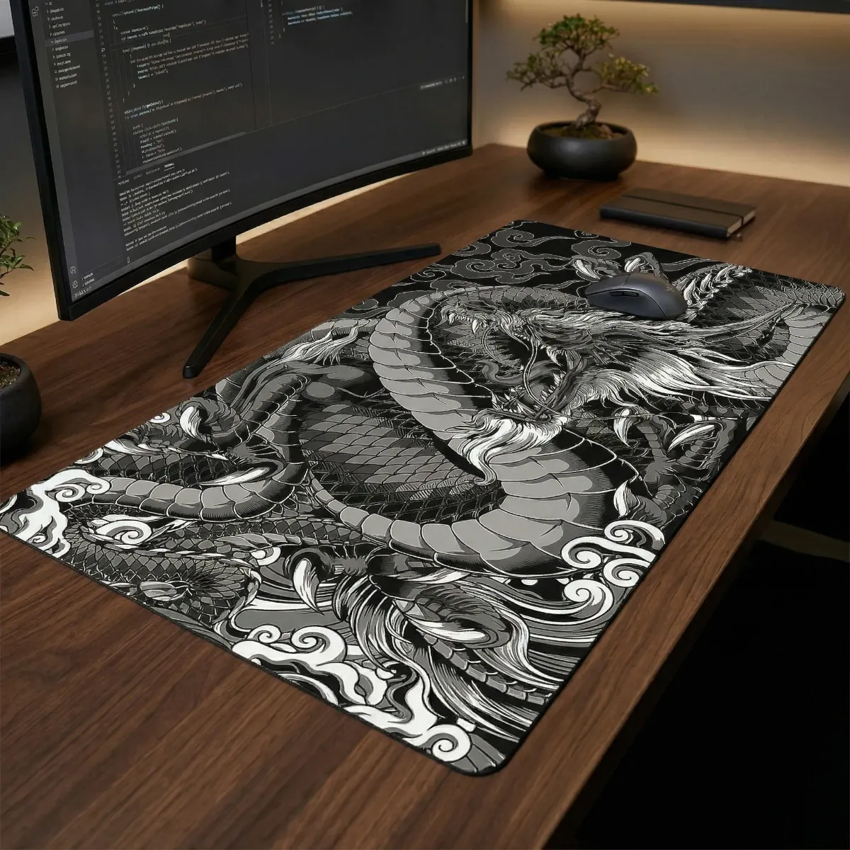 Gros plan détaillé sur la surface du tapis de souris Dragon Onyx en tissu micro-texturé, montrant le motif de dragon japonais noir et blanc sans le clavier.