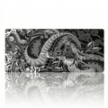 Vue de dessus artistique et épurée du tapis de souris Dragon Onyx XXL en noir et blanc, avec un reflet symétrique sur une surface sombre.
