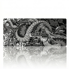 Vue de dessus artistique et épurée du tapis de souris Dragon Onyx XXL en noir et blanc, avec un reflet symétrique sur une surface sombre.