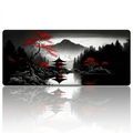 Un plan d'éclairage de studio minimaliste et isolé du Tapis de souris Kurenai Ridge XXL étalé à plat, vu de face. Le design japonais Zen détaillé de montagnes, de pagodes et de cerisiers rouges est affiché, avec un reflet de miroir symétrique commençant exactement à sa base, mettant en valeur sa présentation technique.