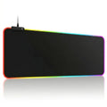 Tapis de souris Lumina Glide Pro format XXL avec bordures rétroéclairées RGB et surface micro-texturée haute précision.
