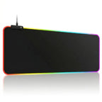 Tapis de souris Lumina Glide Pro format XXL avec bordures rétroéclairées RGB et surface micro-texturée haute précision.