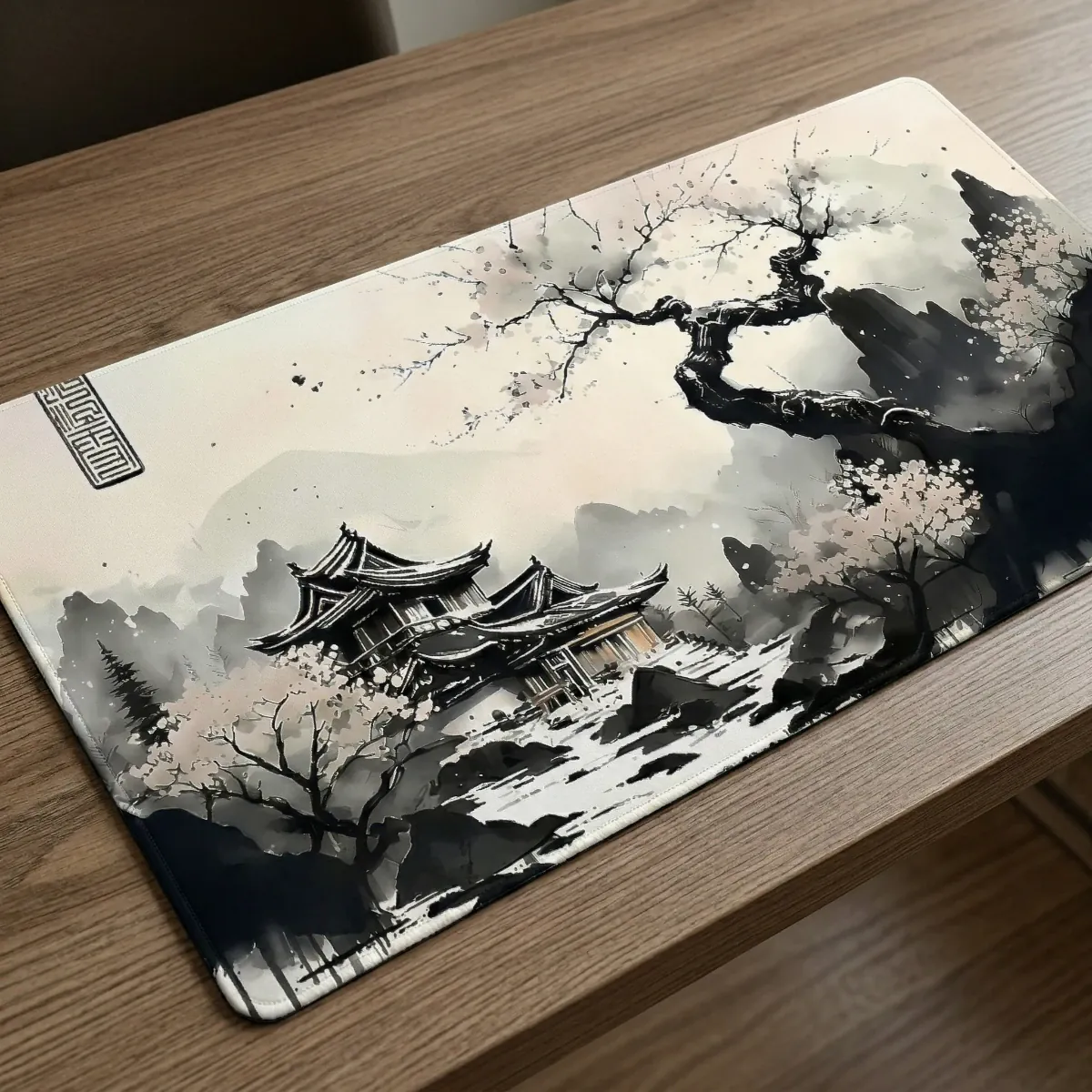 Vue d'angle rapprochée de la texture micro-tissée de qualité premium du tapis de souris Lunar Shogun XXL, montrant le design détaillé de temple et cerisier en fleurs.