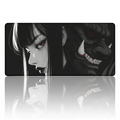 Vue de face nette et détaillée du tapis de souris Oni Phantom XXL en tissu micro-texturé, avec son design de masque japonais Oni et portrait de femme, montrant une réflexion nette.