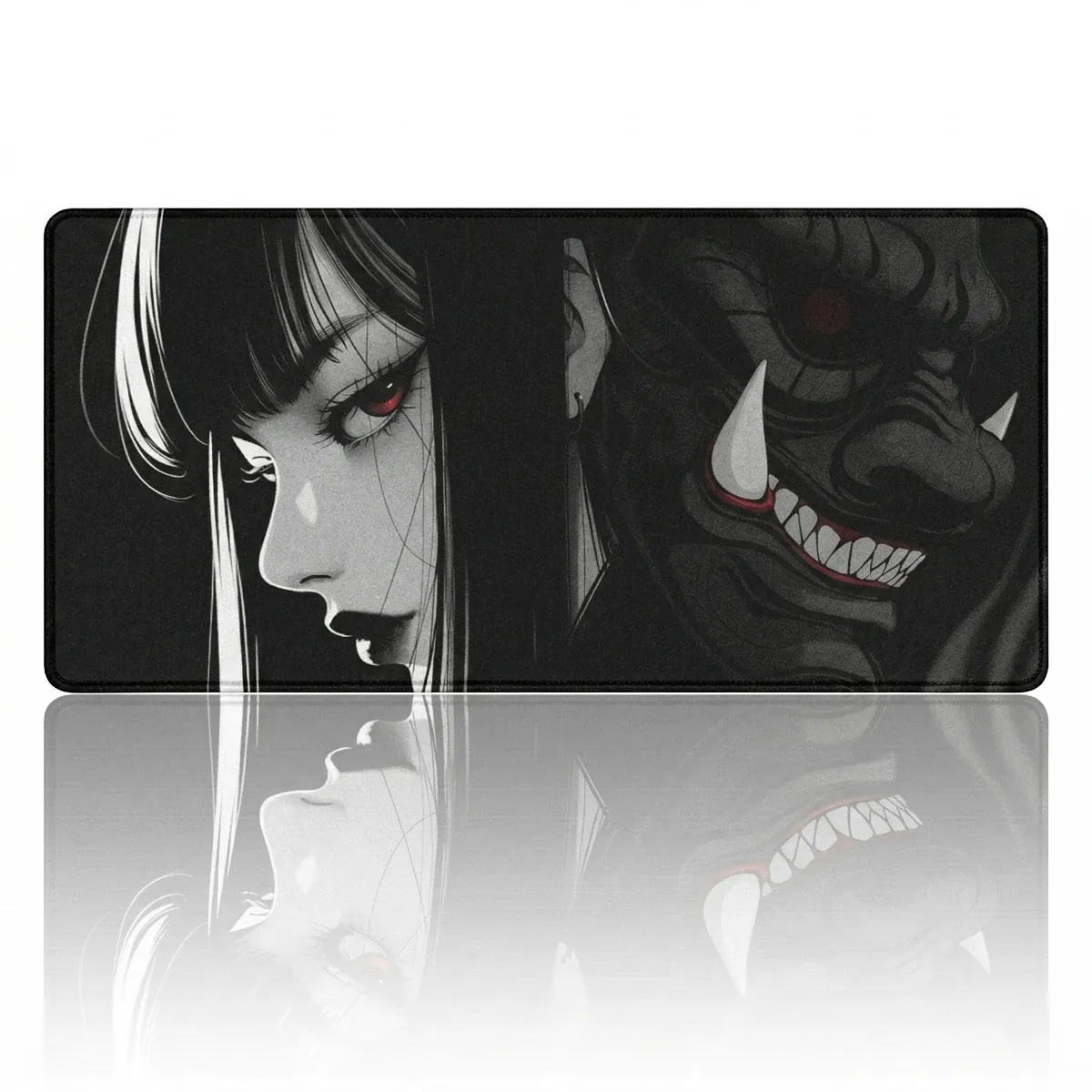 Vue de face nette et détaillée du tapis de souris Oni Phantom XXL en tissu micro-texturé, avec son design de masque japonais Oni et portrait de femme, montrant une réflexion nette.