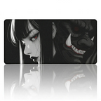 Vue de face nette et détaillée du tapis de souris Oni Phantom XXL en tissu micro-texturé, avec son design de masque japonais Oni et portrait de femme, montrant une réflexion nette.