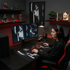 Vue d'ambiance d'un setup de jeu complet avec le tapis de souris Oni Phantom XXL au centre, utilisé par une gameuse dans une pièce décorée de figurines et d'un masque Oni japonais.