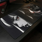 Gros plan du tapis de souris Oni Phantom XXL sur un bureau en bois noir, montrant son design de masque Oni et portrait de femme, avec une figurine Demon Slayer et des accessoires de bureau à côté.