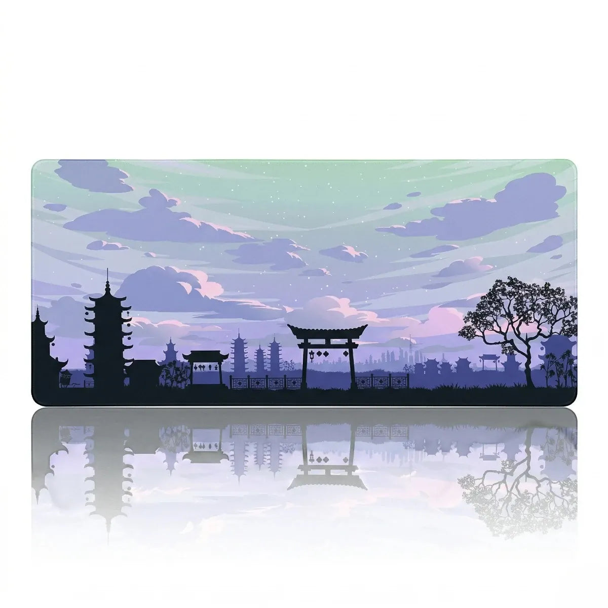 Texte Alt SEO : Tapis de souris XXL Orient Skyline en Tissu Haute Densité, coloris Bleu Crépuscule Oriental. Précision et glisse optimales avec un design de silhouettes de pagode et porte torii sous un ciel crépusculaire, avec réflexion.